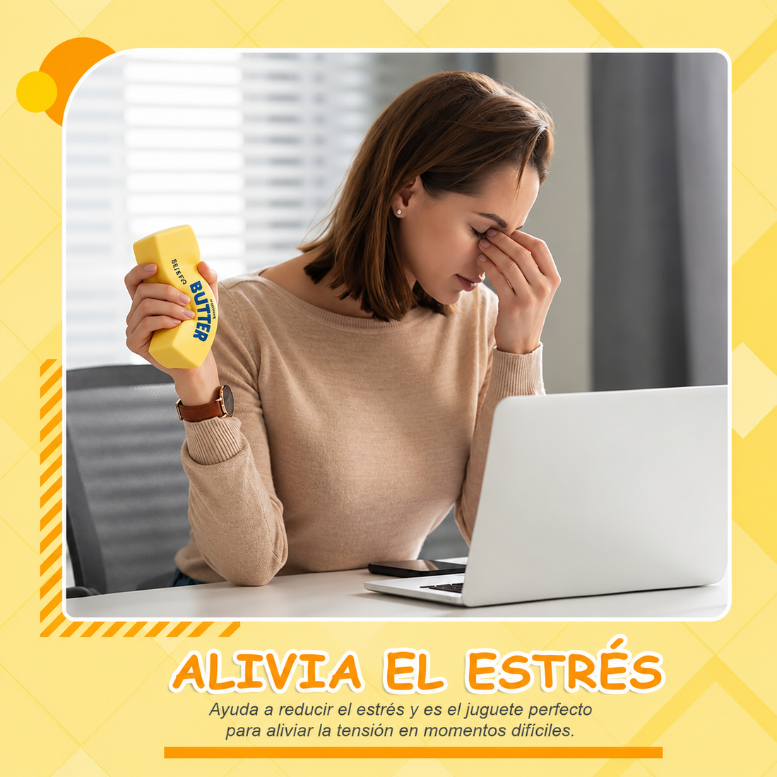 Mujer usando el squishy de mantequilla ButterZen en su escritorio de oficina para reducir el estrés